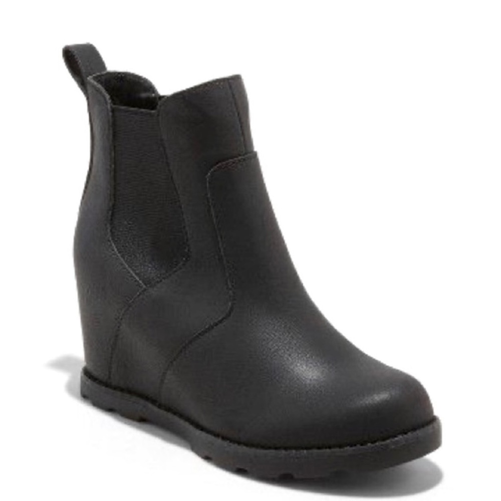 Gently used Universal Thread wedge boot